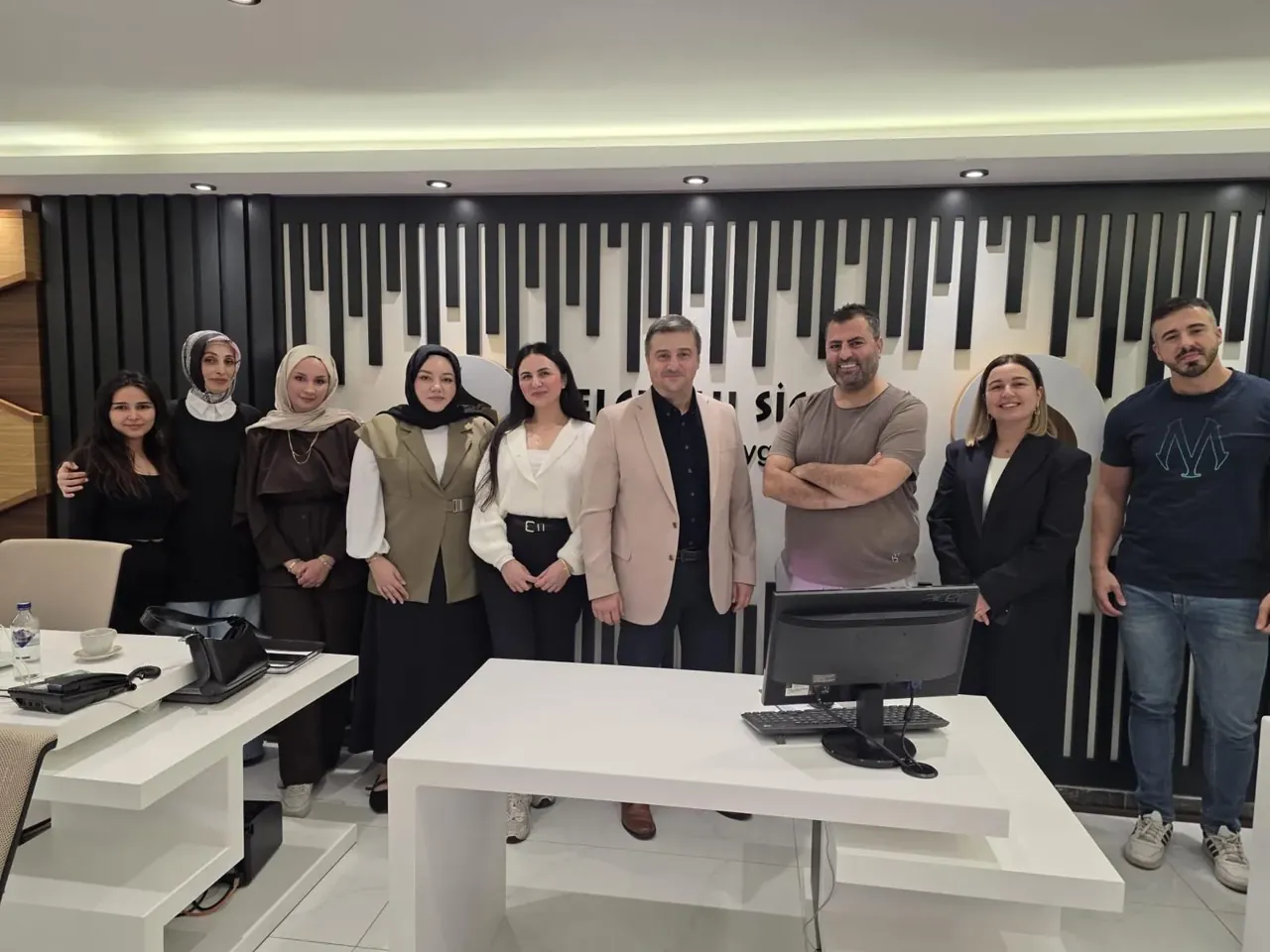 Selçuklu Sigorta ekibi ofiste bir arada