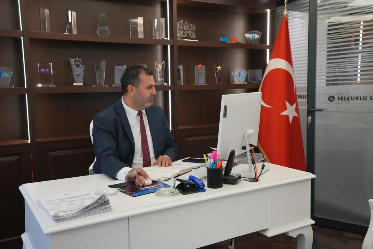 Ferhat Korkut ofisinde çalışırken