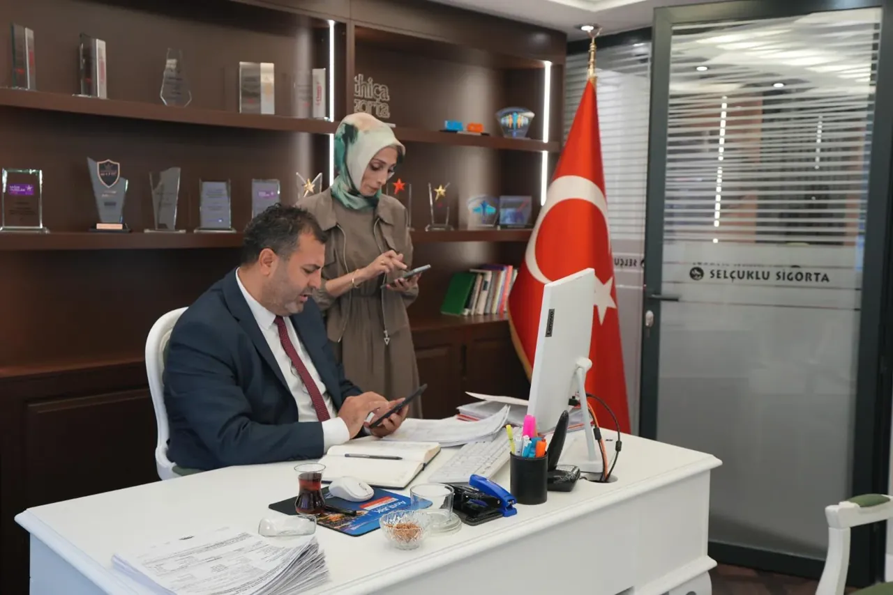 Ferhat Korkut ofisinde bir ekip arkadaşıyla
